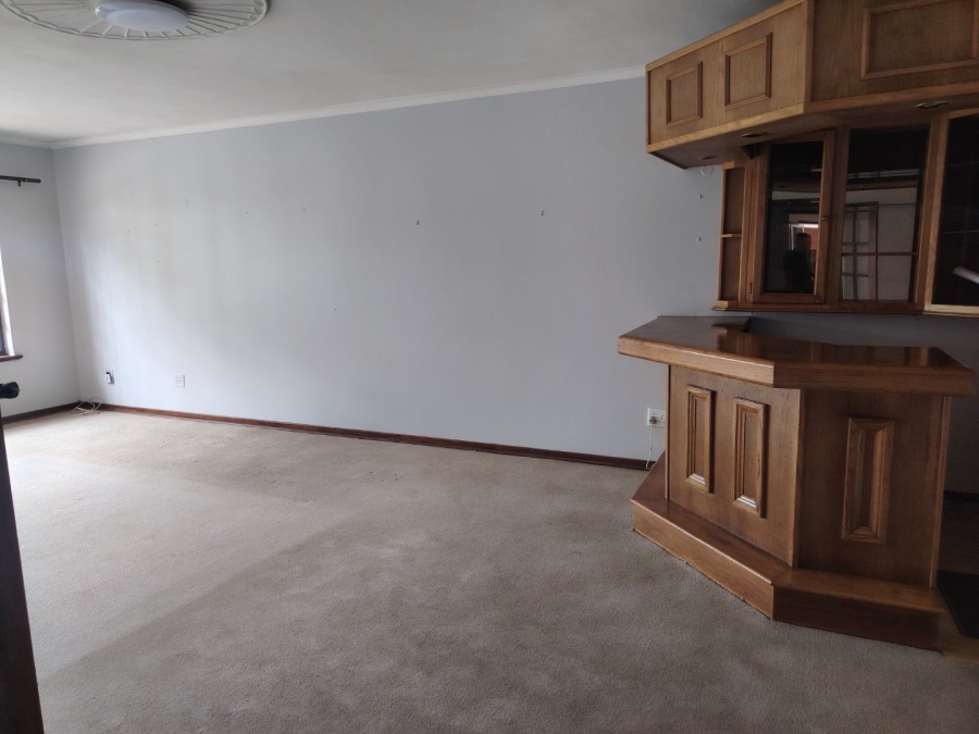 To Let 4 Bedroom Property for Rent in Kloof KwaZulu-Natal