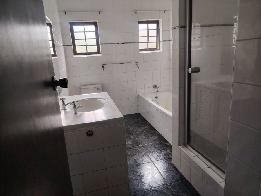 To Let 4 Bedroom Property for Rent in Kloof KwaZulu-Natal