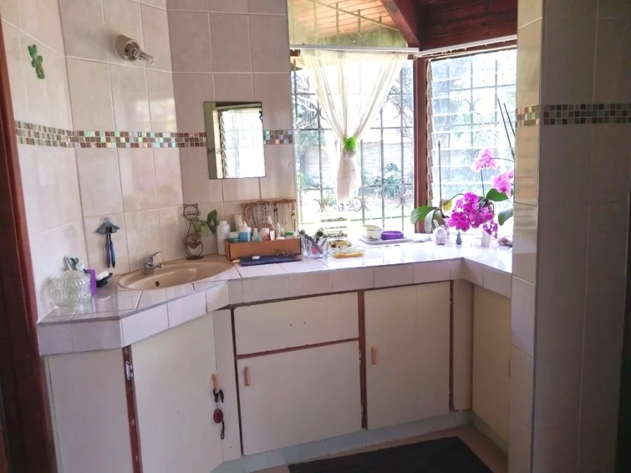 To Let 4 Bedroom Property for Rent in Kloof KwaZulu-Natal