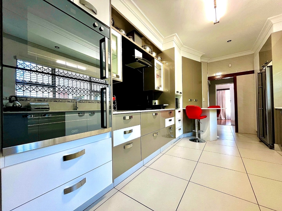5 Bedroom Property for Sale in Signal Hill KwaZulu-Natal