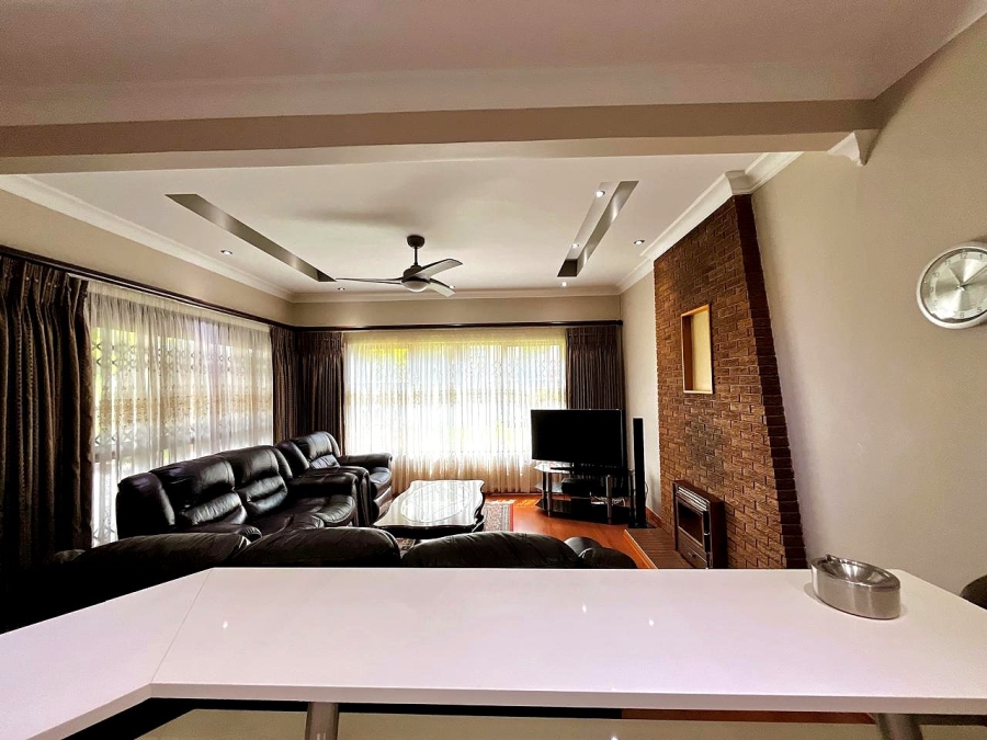 5 Bedroom Property for Sale in Signal Hill KwaZulu-Natal