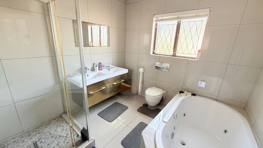 4 Bedroom Property for Sale in Uvongo KwaZulu-Natal