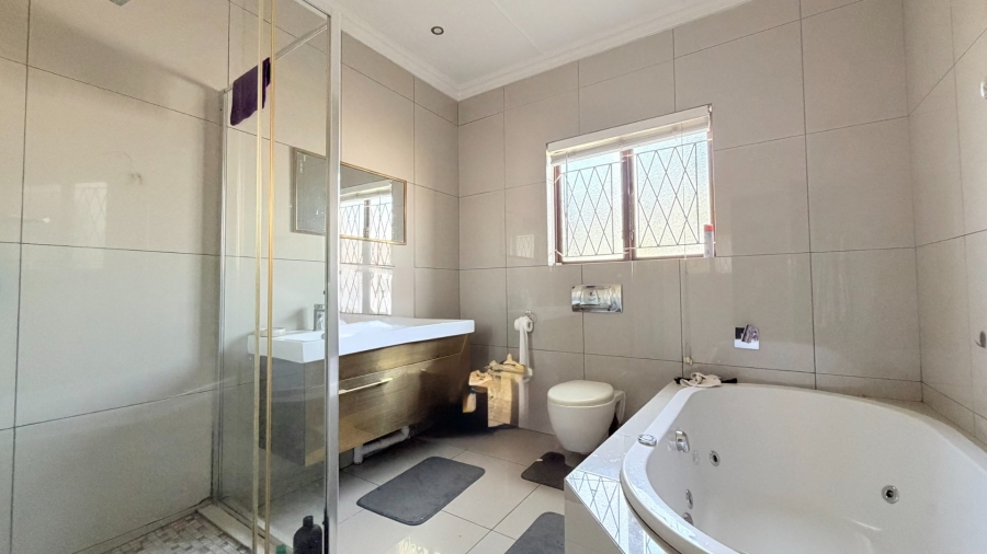 4 Bedroom Property for Sale in Uvongo KwaZulu-Natal