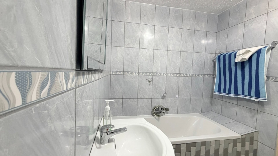 2 Bedroom Property for Sale in Uvongo KwaZulu-Natal