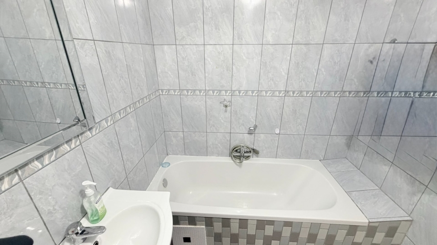 2 Bedroom Property for Sale in Uvongo KwaZulu-Natal
