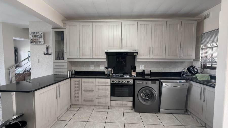 3 Bedroom Property for Sale in Uvongo KwaZulu-Natal