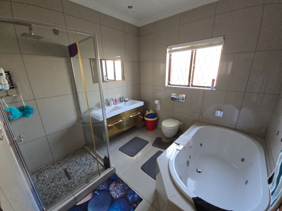 4 Bedroom Property for Sale in St Michaels On Sea KwaZulu-Natal