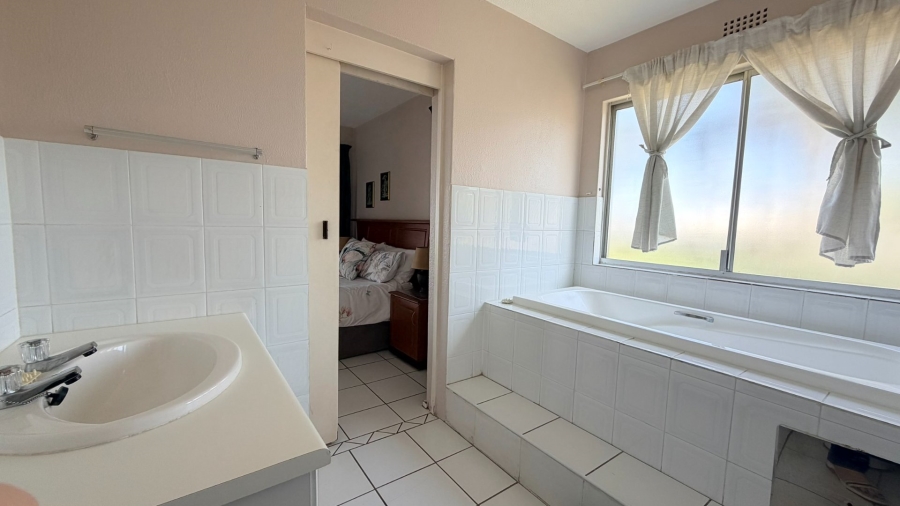 3 Bedroom Property for Sale in Uvongo KwaZulu-Natal