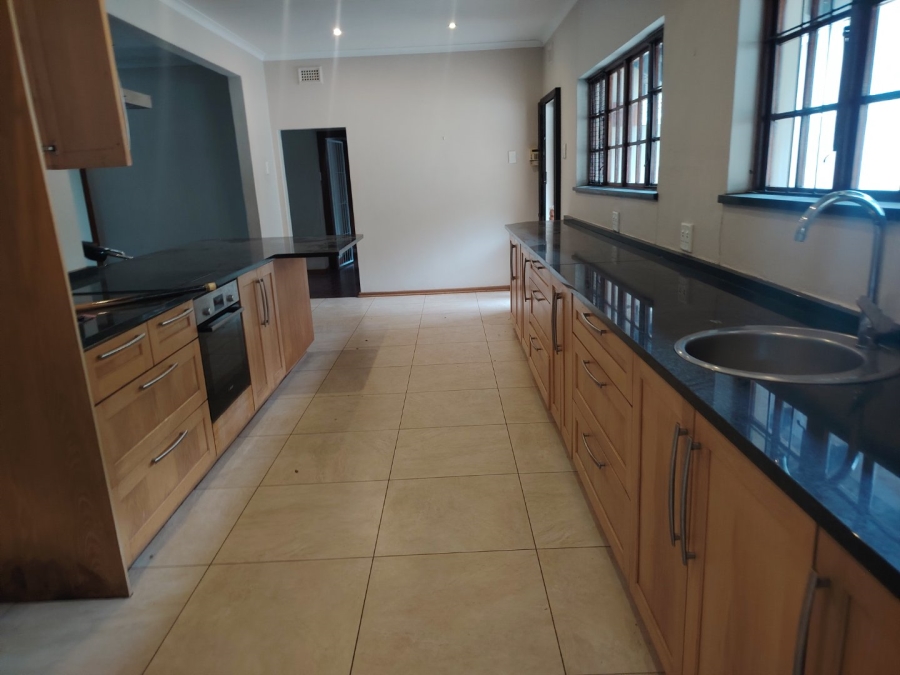 To Let 4 Bedroom Property for Rent in Kloof KwaZulu-Natal