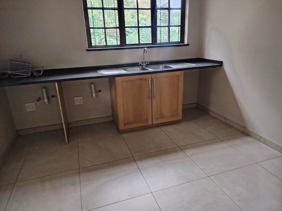 To Let 4 Bedroom Property for Rent in Kloof KwaZulu-Natal