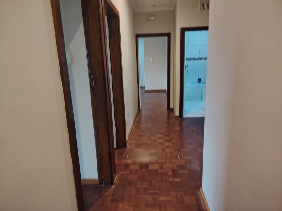 To Let 4 Bedroom Property for Rent in Kloof KwaZulu-Natal