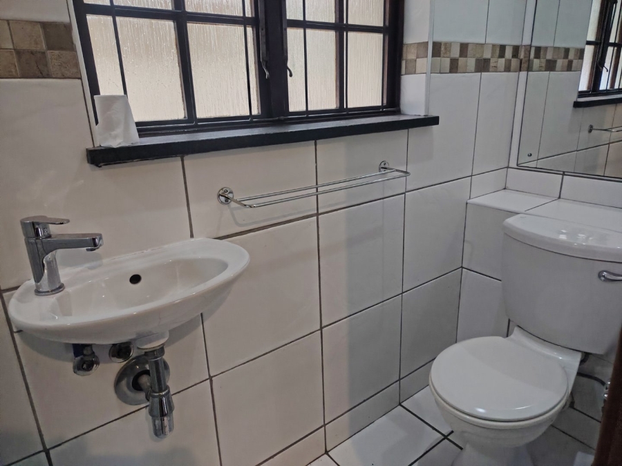 To Let 4 Bedroom Property for Rent in Kloof KwaZulu-Natal