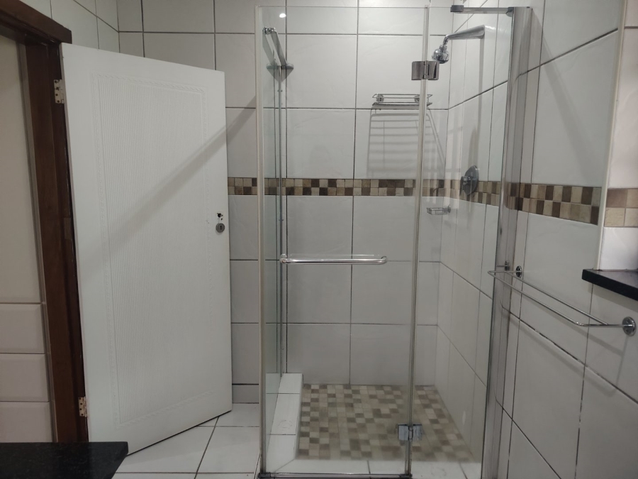 To Let 4 Bedroom Property for Rent in Kloof KwaZulu-Natal