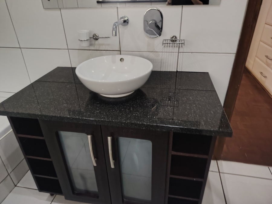 To Let 4 Bedroom Property for Rent in Kloof KwaZulu-Natal