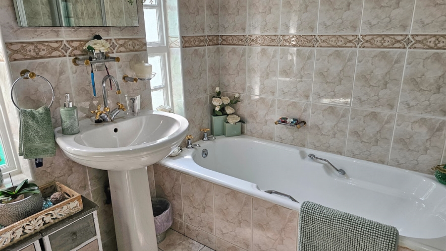 4 Bedroom Property for Sale in Uvongo KwaZulu-Natal
