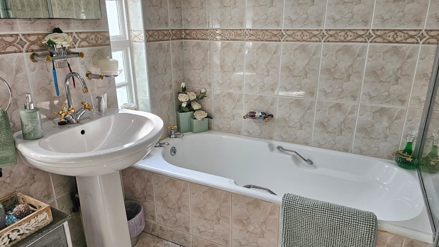 4 Bedroom Property for Sale in Uvongo KwaZulu-Natal