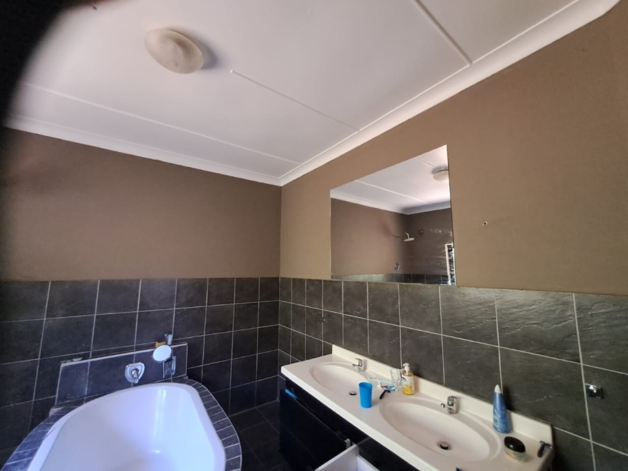 To Let 4 Bedroom Property for Rent in Bluff KwaZulu-Natal