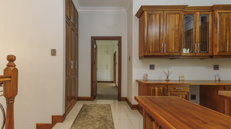 7 Bedroom Property for Sale in Kloof KwaZulu-Natal