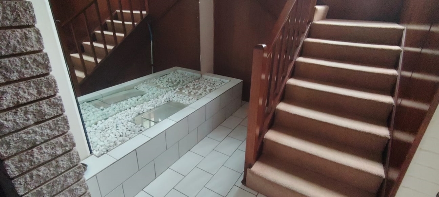 5 Bedroom Property for Sale in Uvongo KwaZulu-Natal