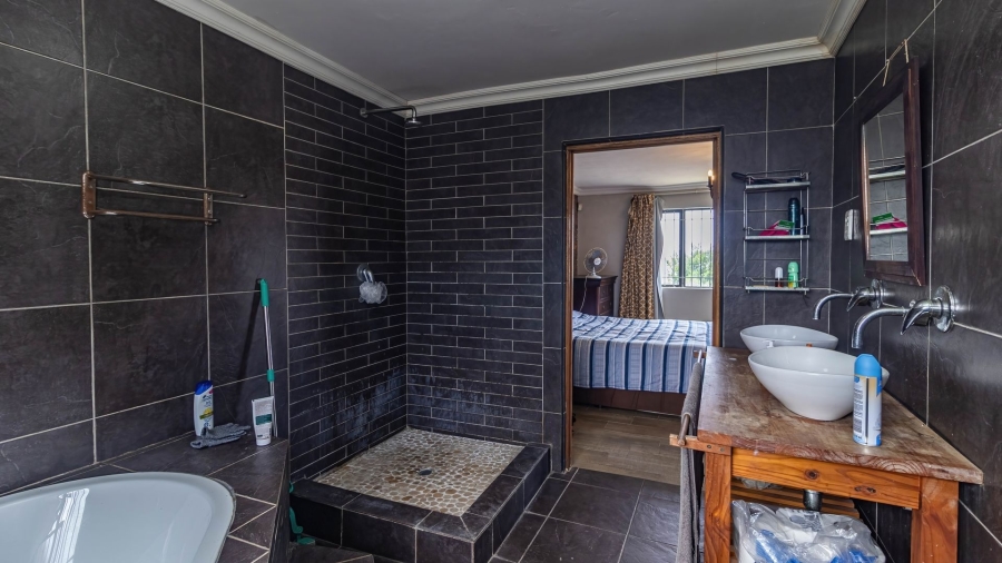 6 Bedroom Property for Sale in Ocean View KwaZulu-Natal