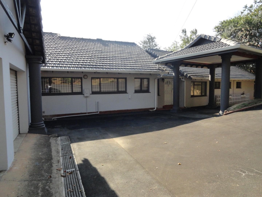 To Let 5 Bedroom Property for Rent in Kloof KwaZulu-Natal