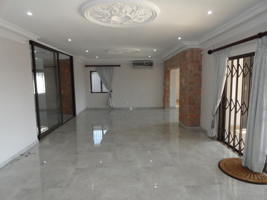 To Let 5 Bedroom Property for Rent in Kloof KwaZulu-Natal