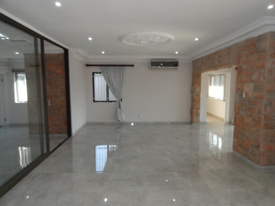 To Let 5 Bedroom Property for Rent in Kloof KwaZulu-Natal