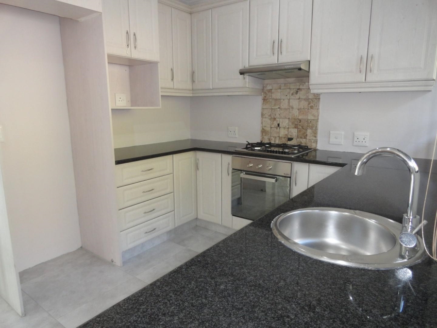 To Let 5 Bedroom Property for Rent in Kloof KwaZulu-Natal