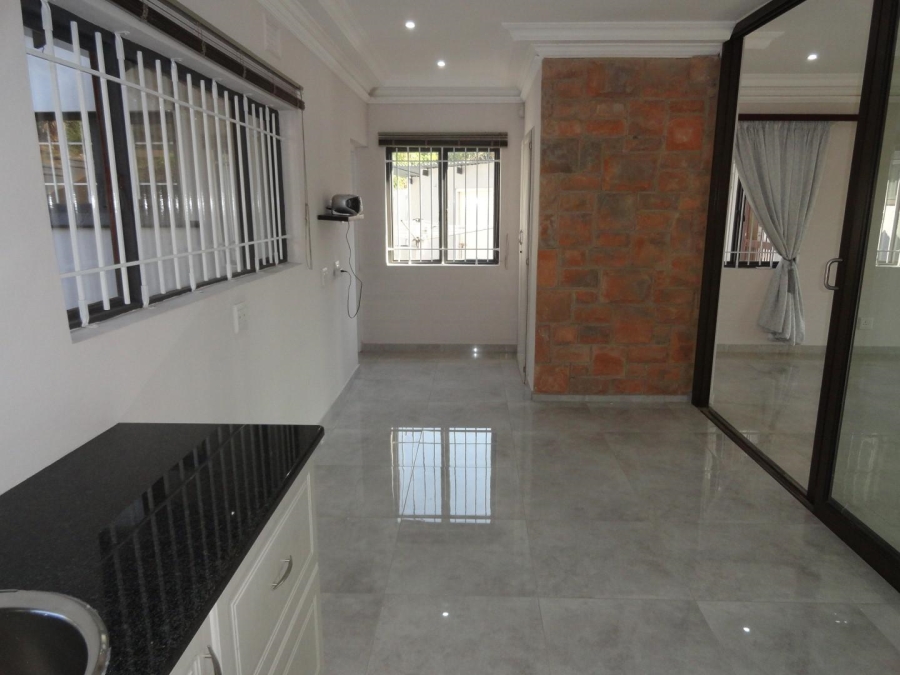 To Let 5 Bedroom Property for Rent in Kloof KwaZulu-Natal