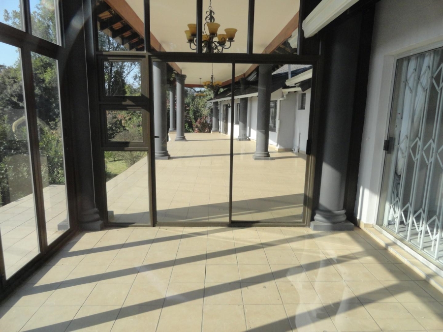 To Let 5 Bedroom Property for Rent in Kloof KwaZulu-Natal