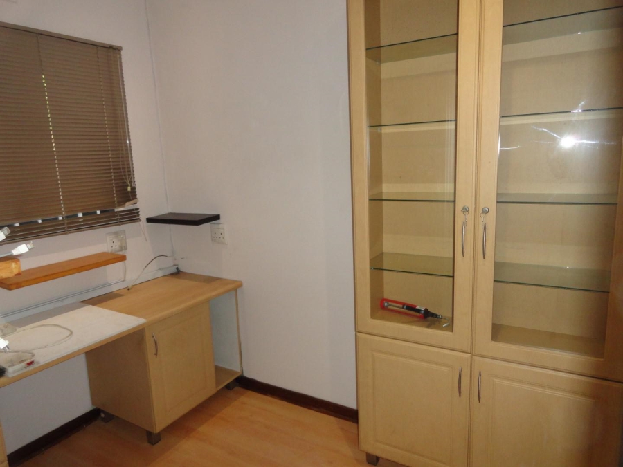 To Let 5 Bedroom Property for Rent in Kloof KwaZulu-Natal