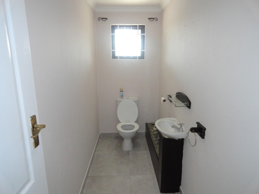 To Let 5 Bedroom Property for Rent in Kloof KwaZulu-Natal