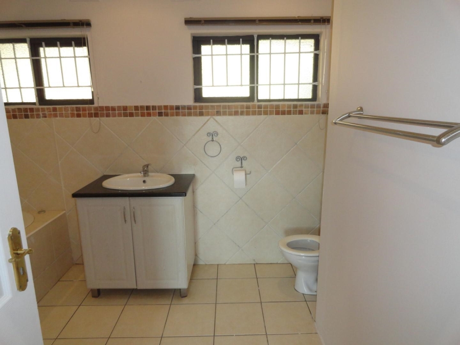 To Let 5 Bedroom Property for Rent in Kloof KwaZulu-Natal