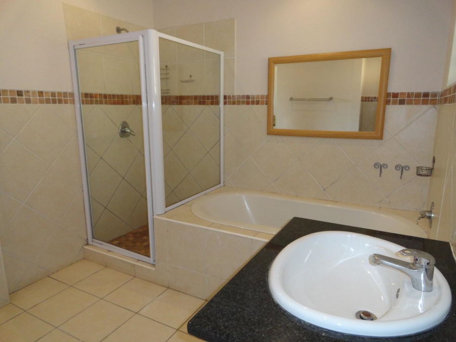 To Let 5 Bedroom Property for Rent in Kloof KwaZulu-Natal