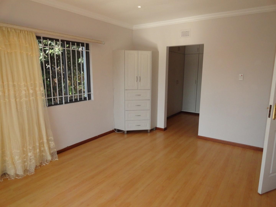 To Let 5 Bedroom Property for Rent in Kloof KwaZulu-Natal