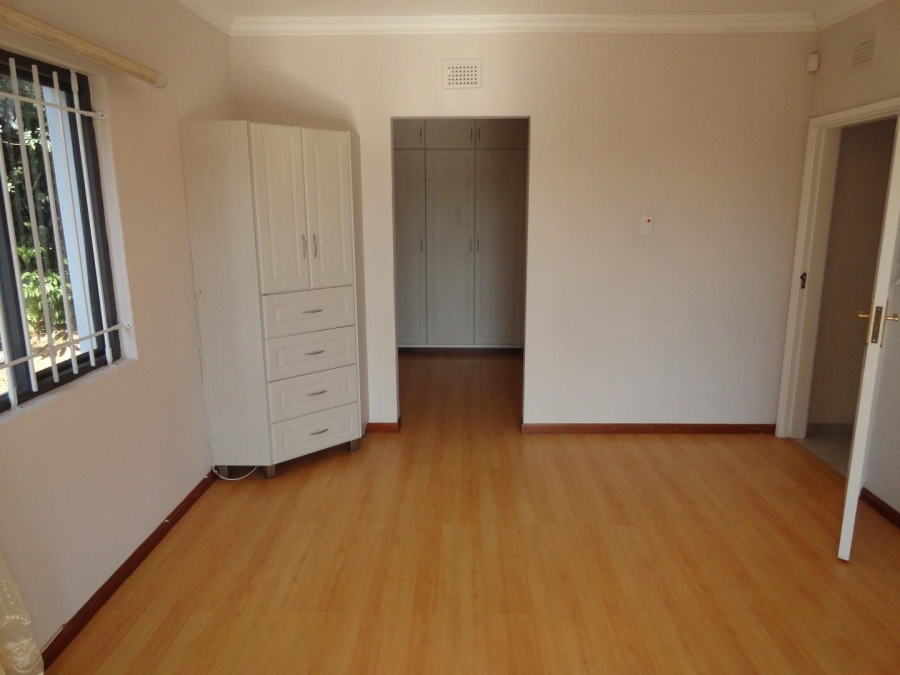 To Let 5 Bedroom Property for Rent in Kloof KwaZulu-Natal