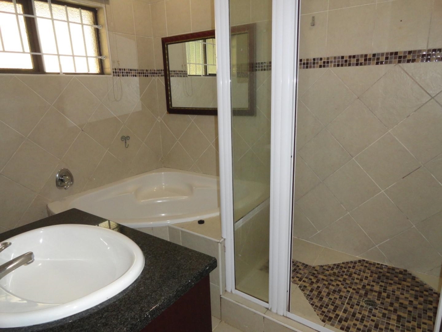 To Let 5 Bedroom Property for Rent in Kloof KwaZulu-Natal