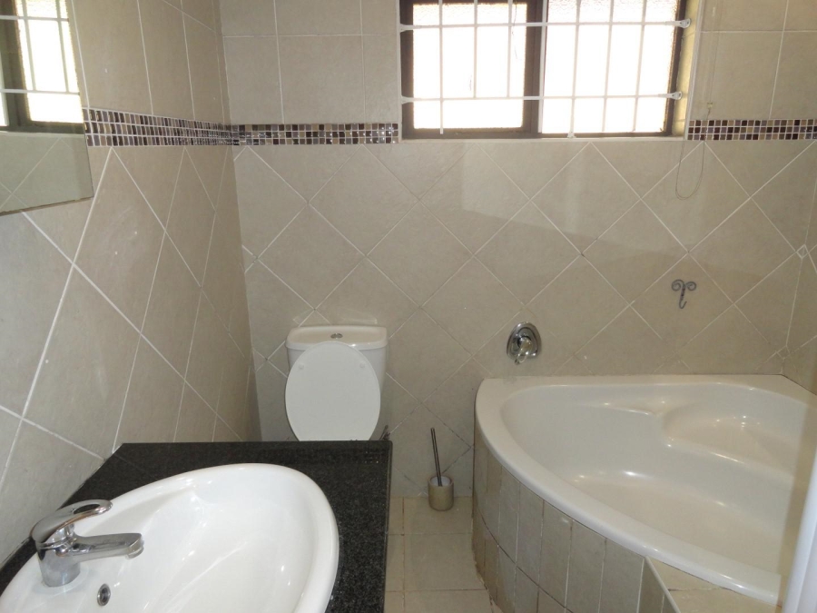 To Let 5 Bedroom Property for Rent in Kloof KwaZulu-Natal