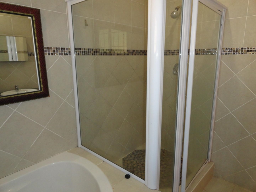 To Let 5 Bedroom Property for Rent in Kloof KwaZulu-Natal