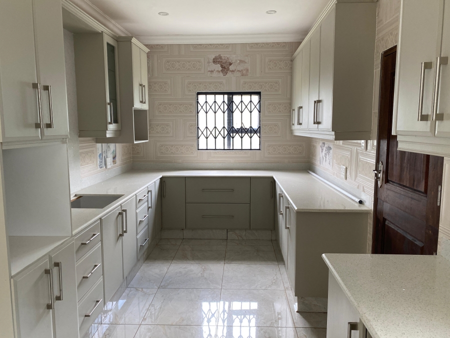 6 Bedroom Property for Sale in Hilton Gardens KwaZulu-Natal