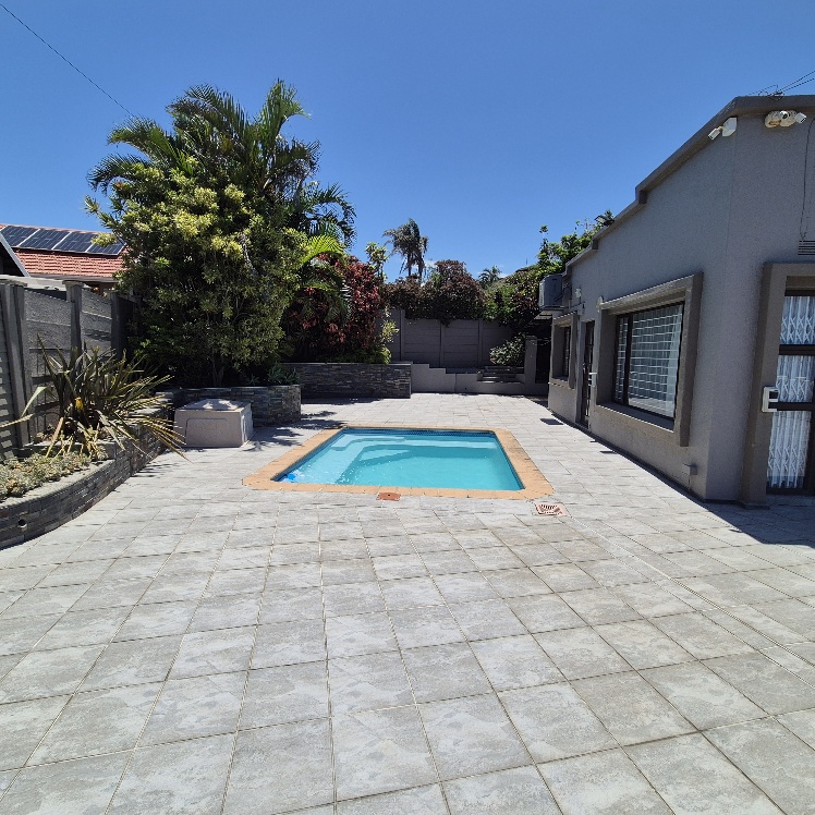 5 Bedroom Property for Sale in Manaba Beach KwaZulu-Natal