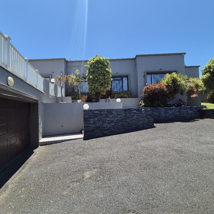 5 Bedroom Property for Sale in Manaba Beach KwaZulu-Natal