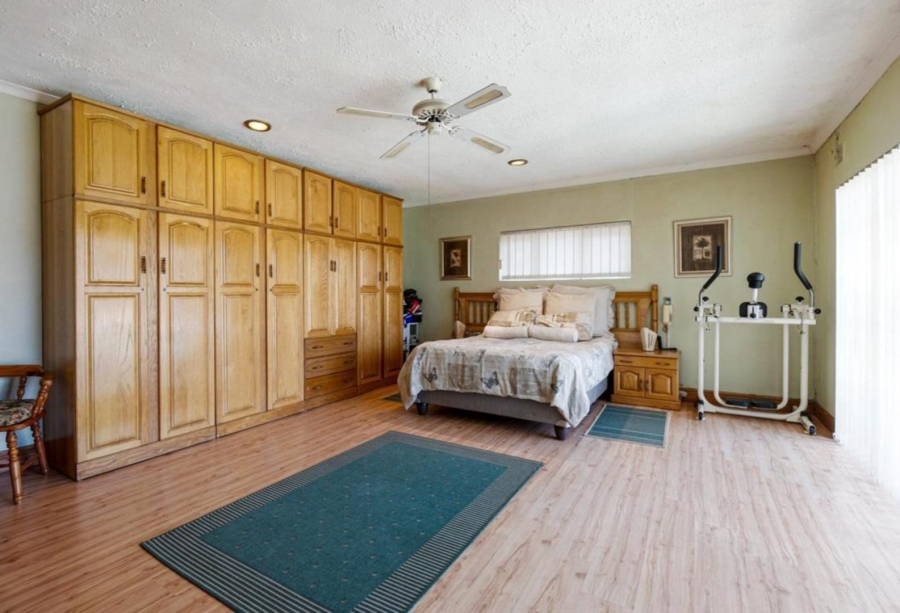 5 Bedroom Property for Sale in Amanzimtoti KwaZulu-Natal