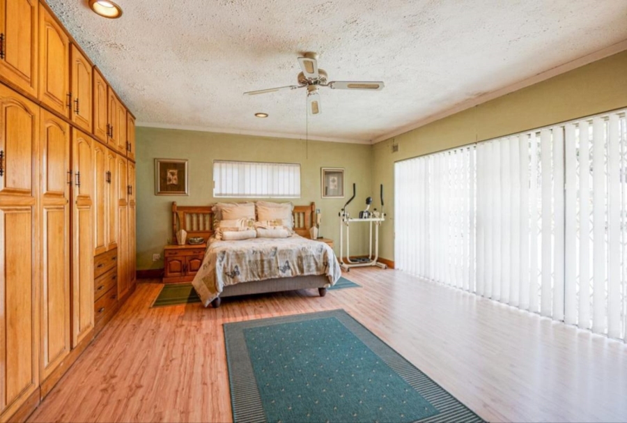 5 Bedroom Property for Sale in Amanzimtoti KwaZulu-Natal