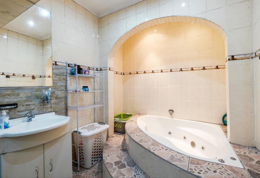 5 Bedroom Property for Sale in Amanzimtoti KwaZulu-Natal