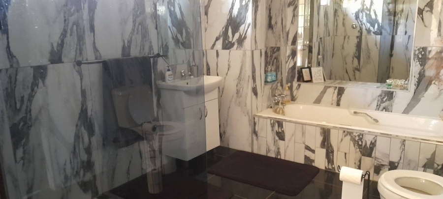 6 Bedroom Property for Sale in Lower Illovo KwaZulu-Natal