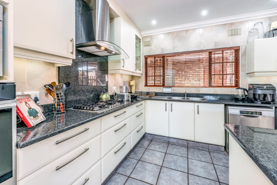 4 Bedroom Property for Sale in Kloof KwaZulu-Natal