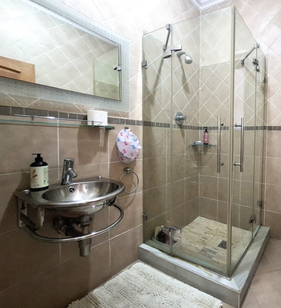 To Let 4 Bedroom Property for Rent in Essenwood KwaZulu-Natal