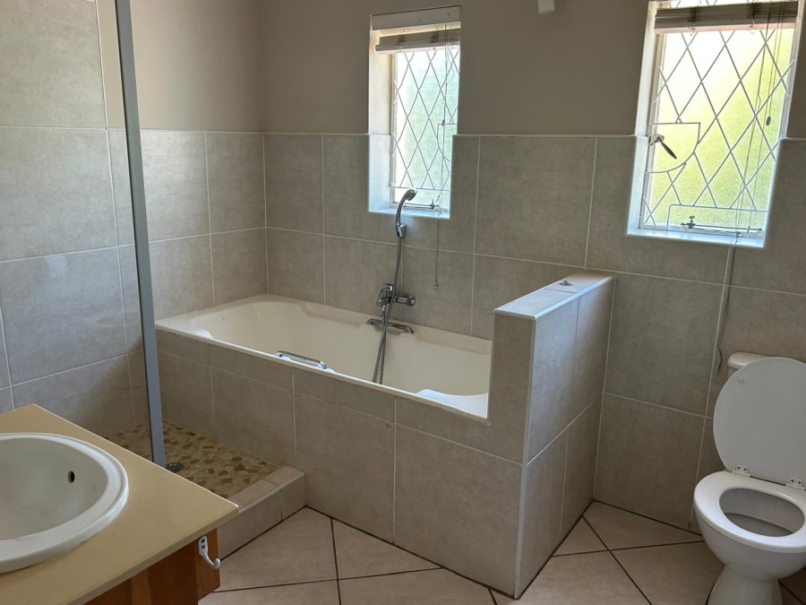 To Let 4 Bedroom Property for Rent in Kloof KwaZulu-Natal