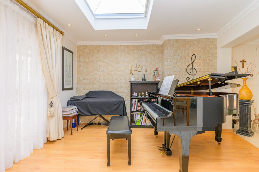 5 Bedroom Property for Sale in Cowies Hill KwaZulu-Natal